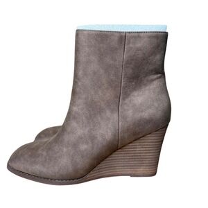NEW DV Dolce Vita Rupart Taupe Faux Suede Wedge Ankle Boots Square Toe Womens 10